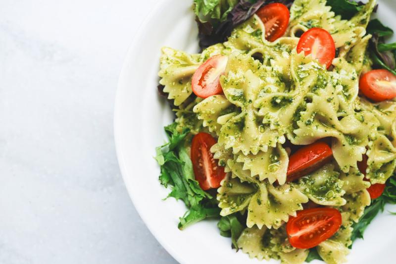 Pasta med spinatpesto og bacon - Illustration - kan være AI genereret og afvige fra opskriften