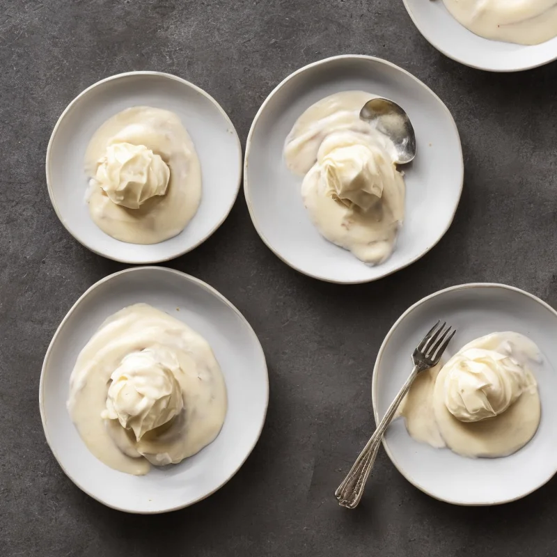Banandessert med cremesauce - Illustration - kan være AI genereret og afvige fra opskriften