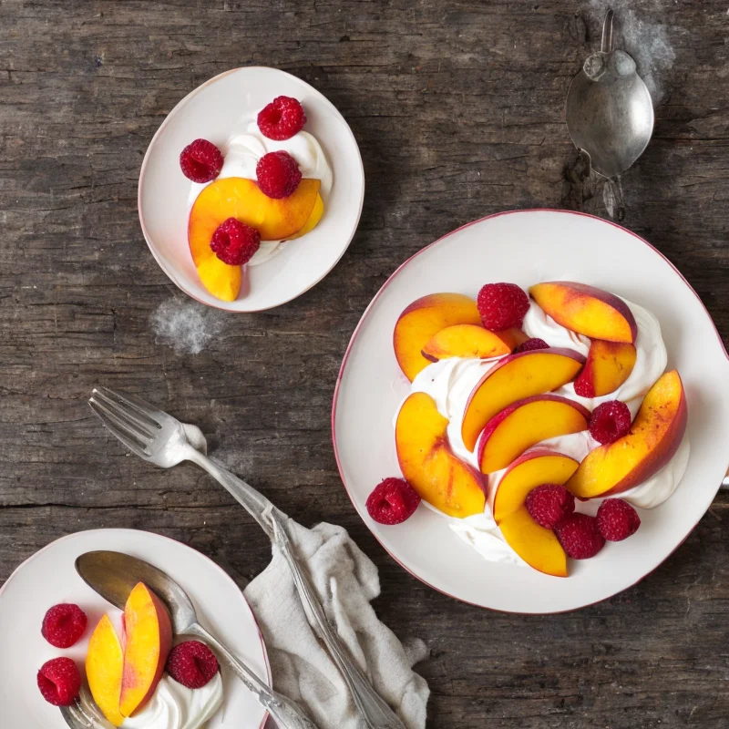 Fersken med hindbær og vanillecreme - Illustration - kan være AI genereret og afvige fra opskriften