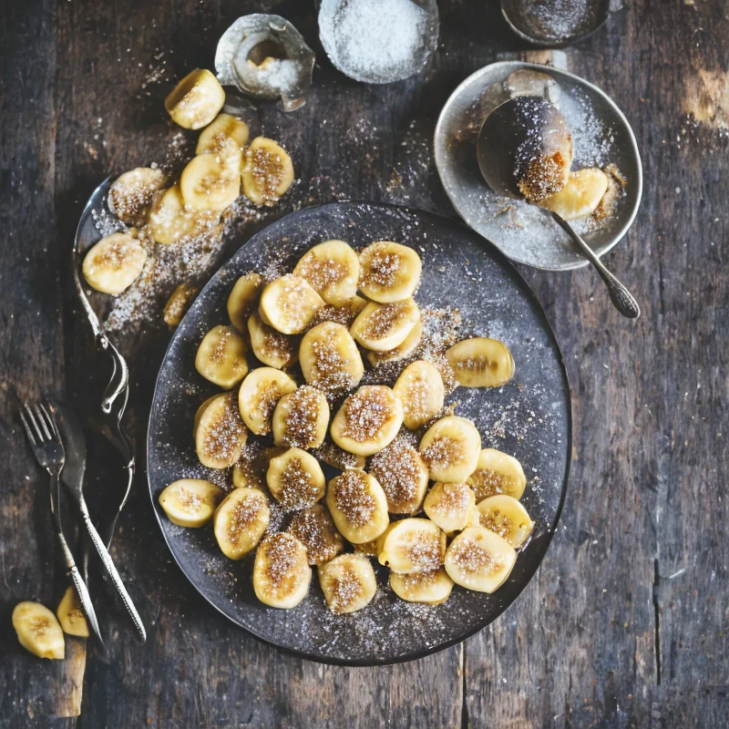 Bananer med farin og kokos - Illustration - kan være AI genereret og afvige fra opskriften