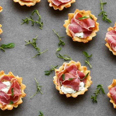 Tarteletter med parmaskinke og gedeost