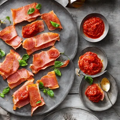 Sprød parmaskinke med tomatpasta