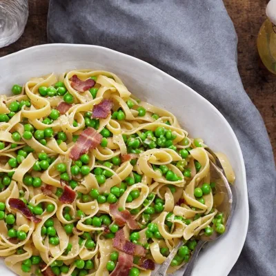 Pasta med bacon og grønærter