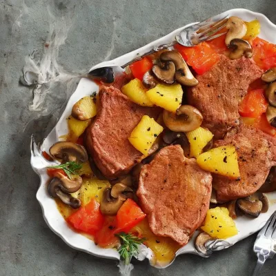 Koteletter i tomat, champignon og ananas