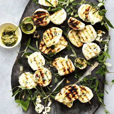 Grillet gedeost med olivensmør