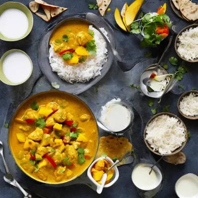 Boller i karry med mangochutney og kokosmælk