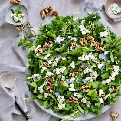 Grøn sommersalat med blå ost og valnødder