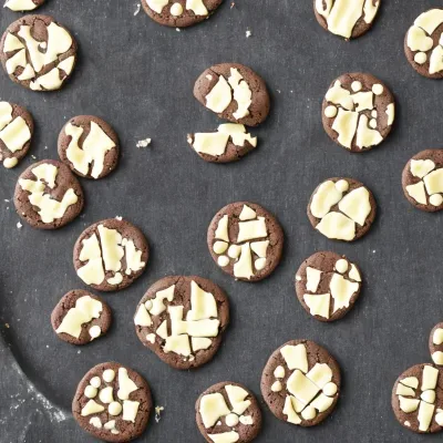 Mørke cookies med hvid chokolade
