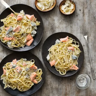 Pasta med gorgonzola og laks
