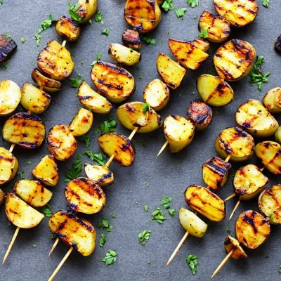 Grillede kartofler på spyd