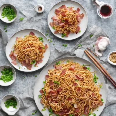 Stegte nudler med bacon og skinke