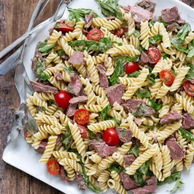Pastasalat med røget mørbrad