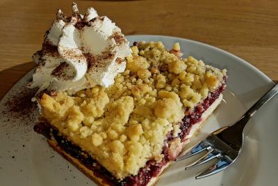 Smuldretærte med æbler og blommer