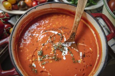 Tomat og peberfrugtsuppe med cremefraiche