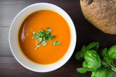 Tomatsuppe med basilikum